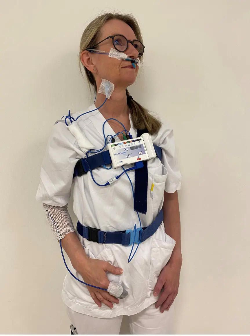 En person som har på seg et stetoskop og et stetoskop