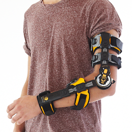 En person med gul og svart ortose på armen