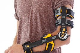 En person med gul og svart ortose på armen