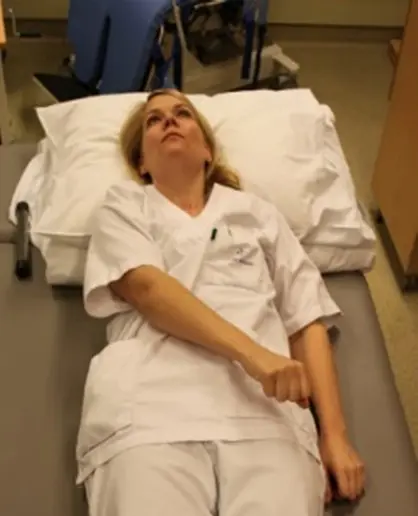 En person som ligger på en sykehusseng