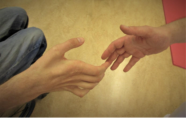 Et par hender der fingrene såvidt tar på hverandre