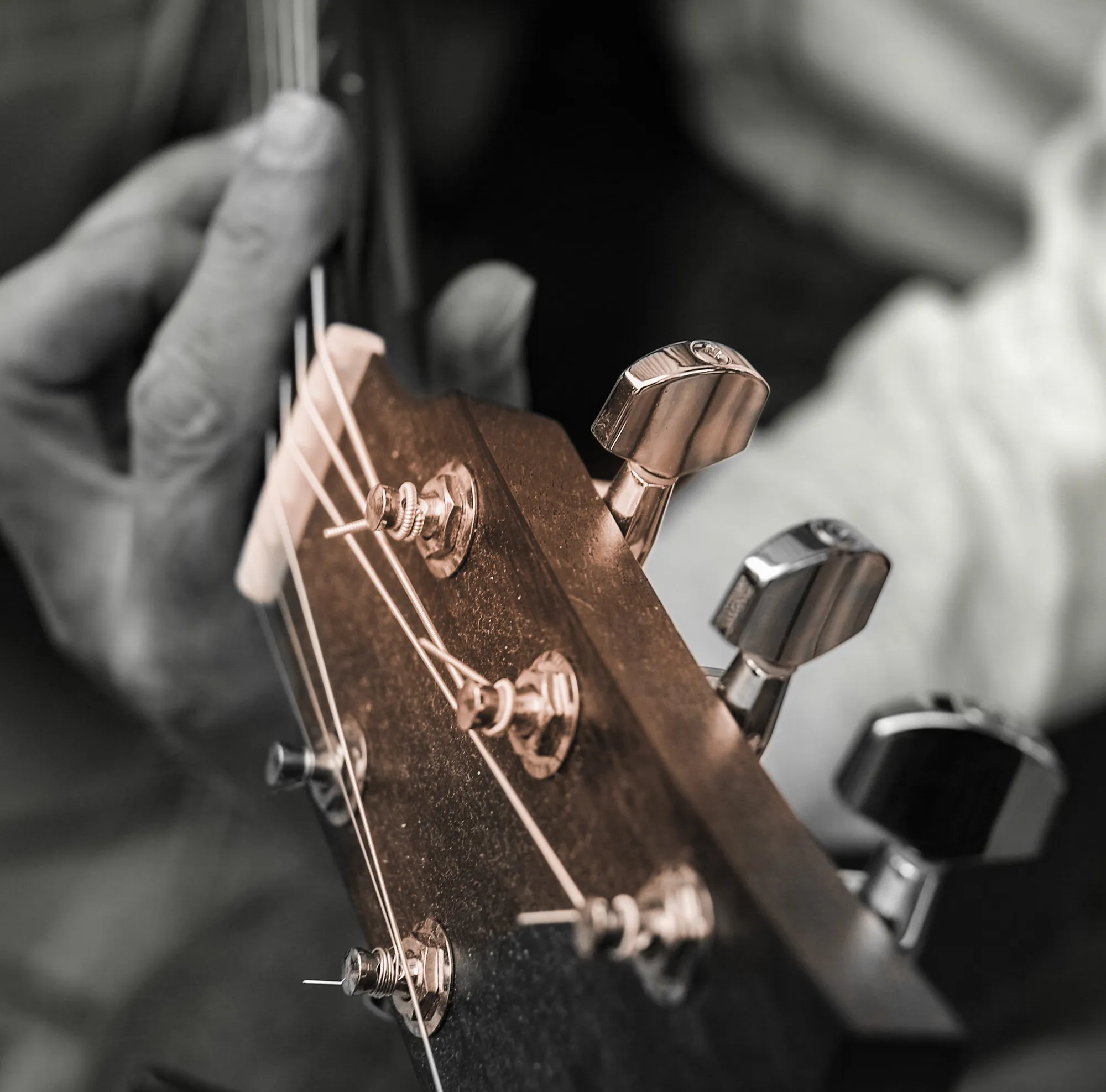 En hånd som holder en gitar