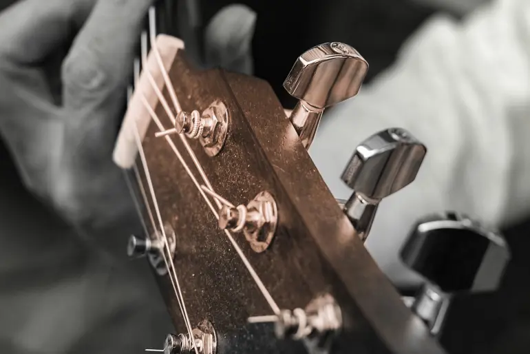 En hånd som holder en gitar