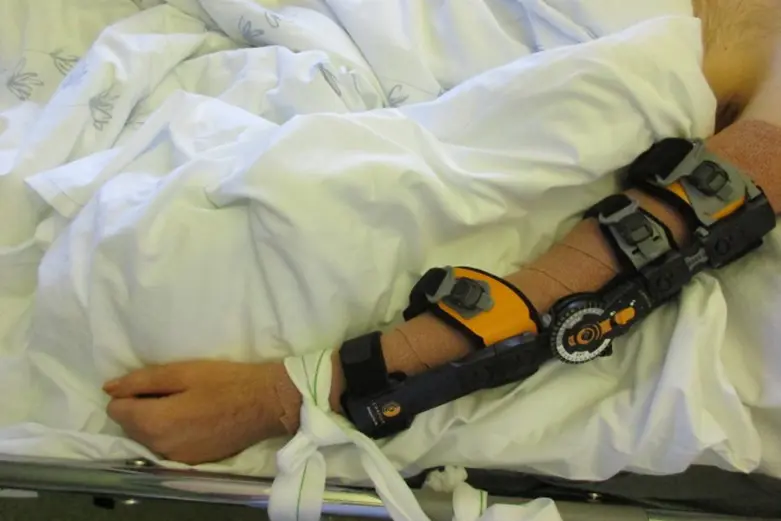 En person i en sykehusseng med ortose i 20 grader