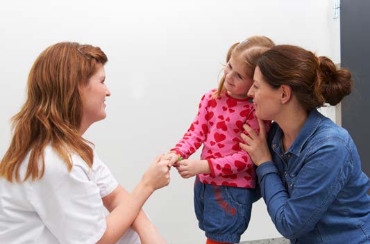 Radiolog hilser på jente og mammaen hennes