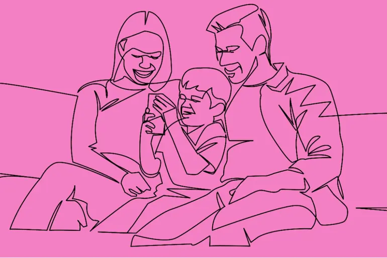 Illustrasjon av en mamma og en pappa som sitter i sofaen med sin sønn.