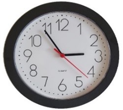 En hvit klokke med svarte hender