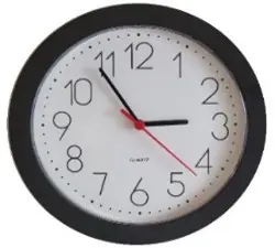 En hvit klokke med svarte hender