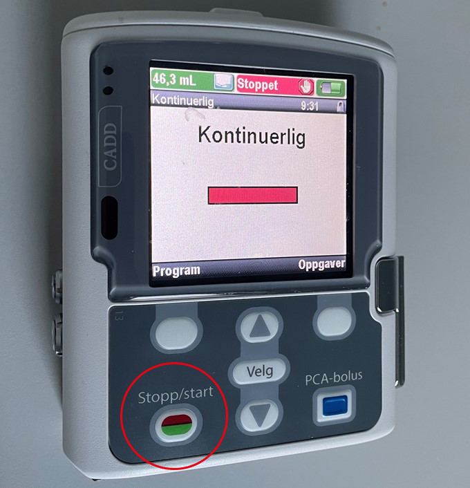 Et nærbilde av en håndholdt spillenhet