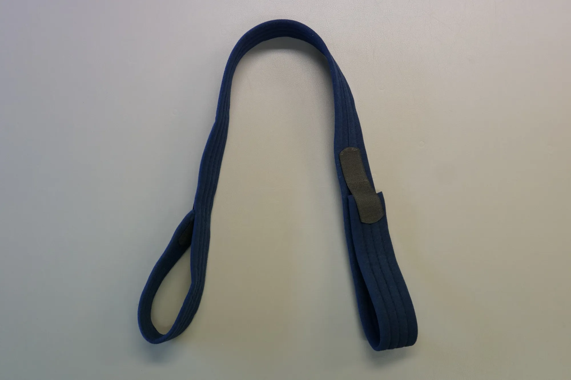 En blå og svart kabel