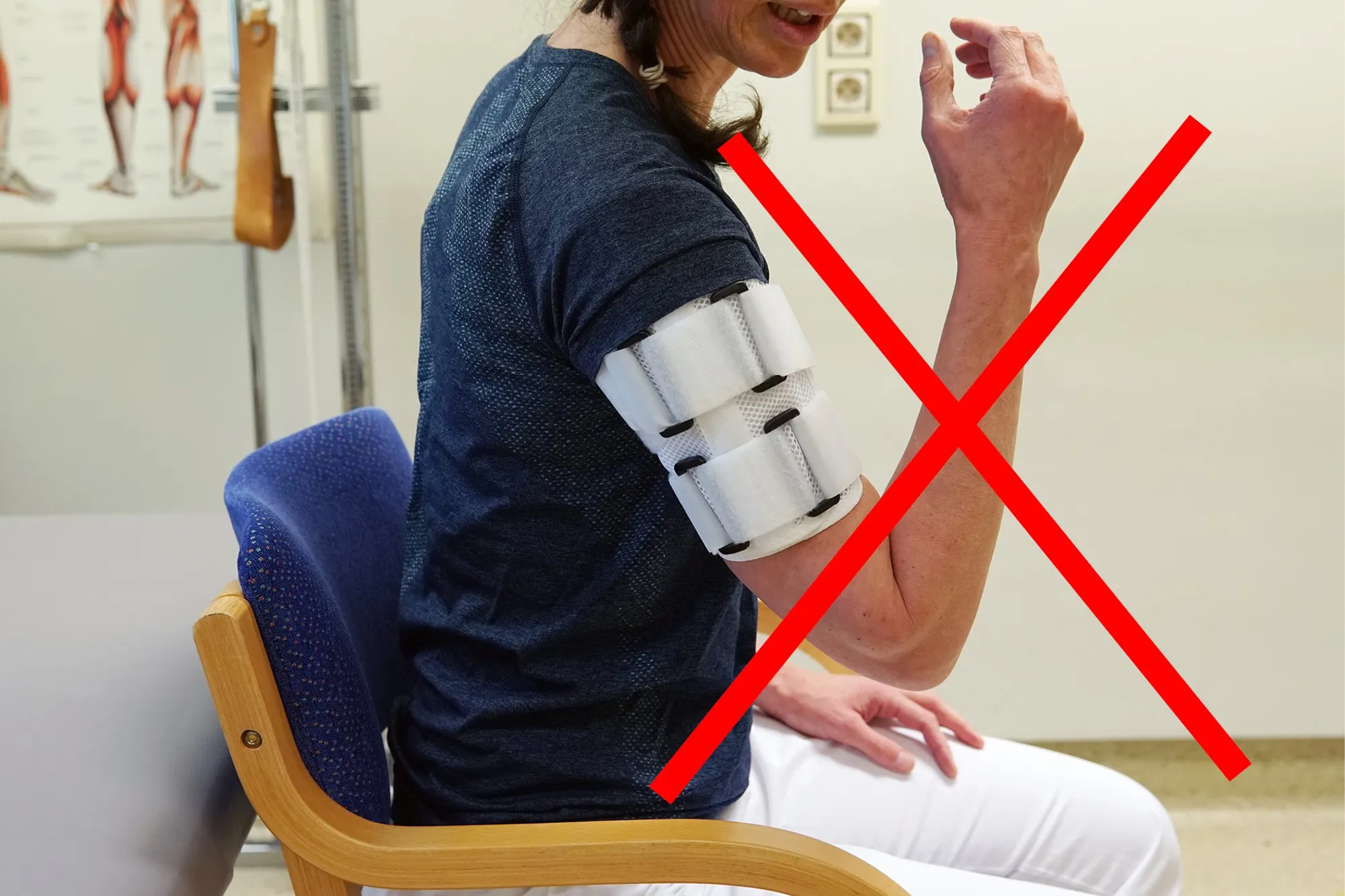 En person som holder en rød og hvit gjenstand