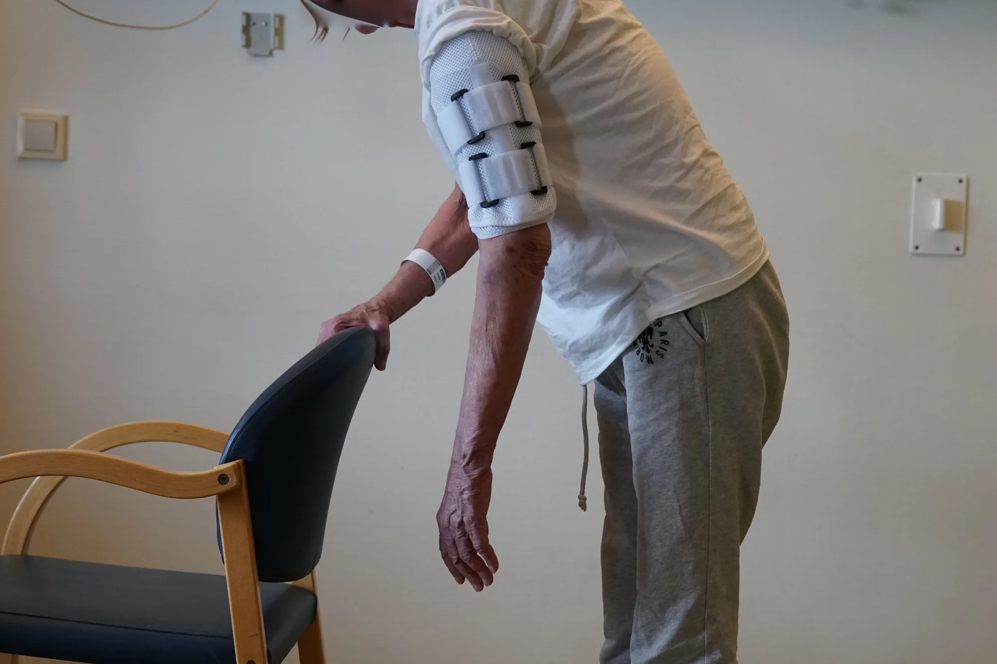 En person med et kast på armen