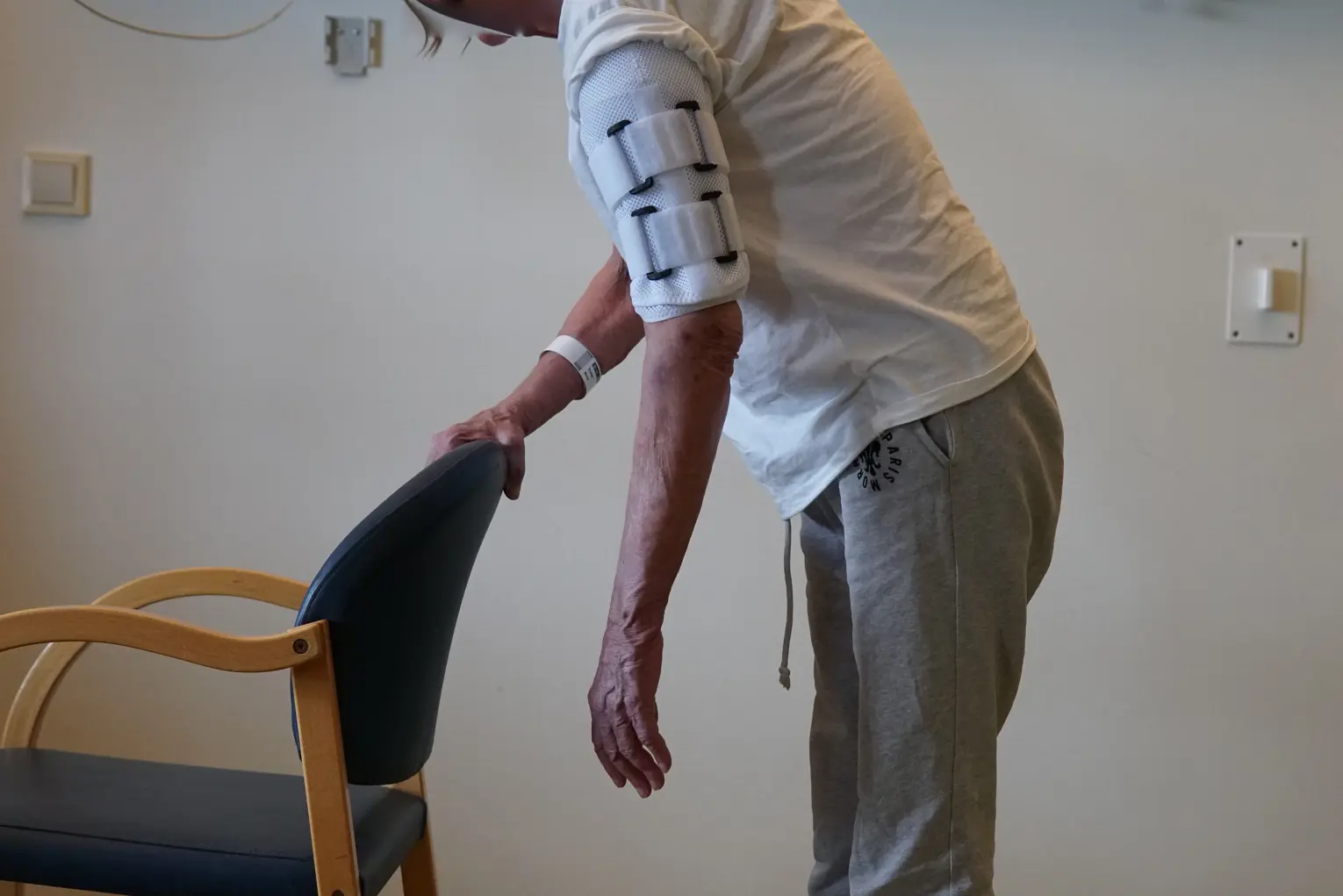 En person med et kast på armen
