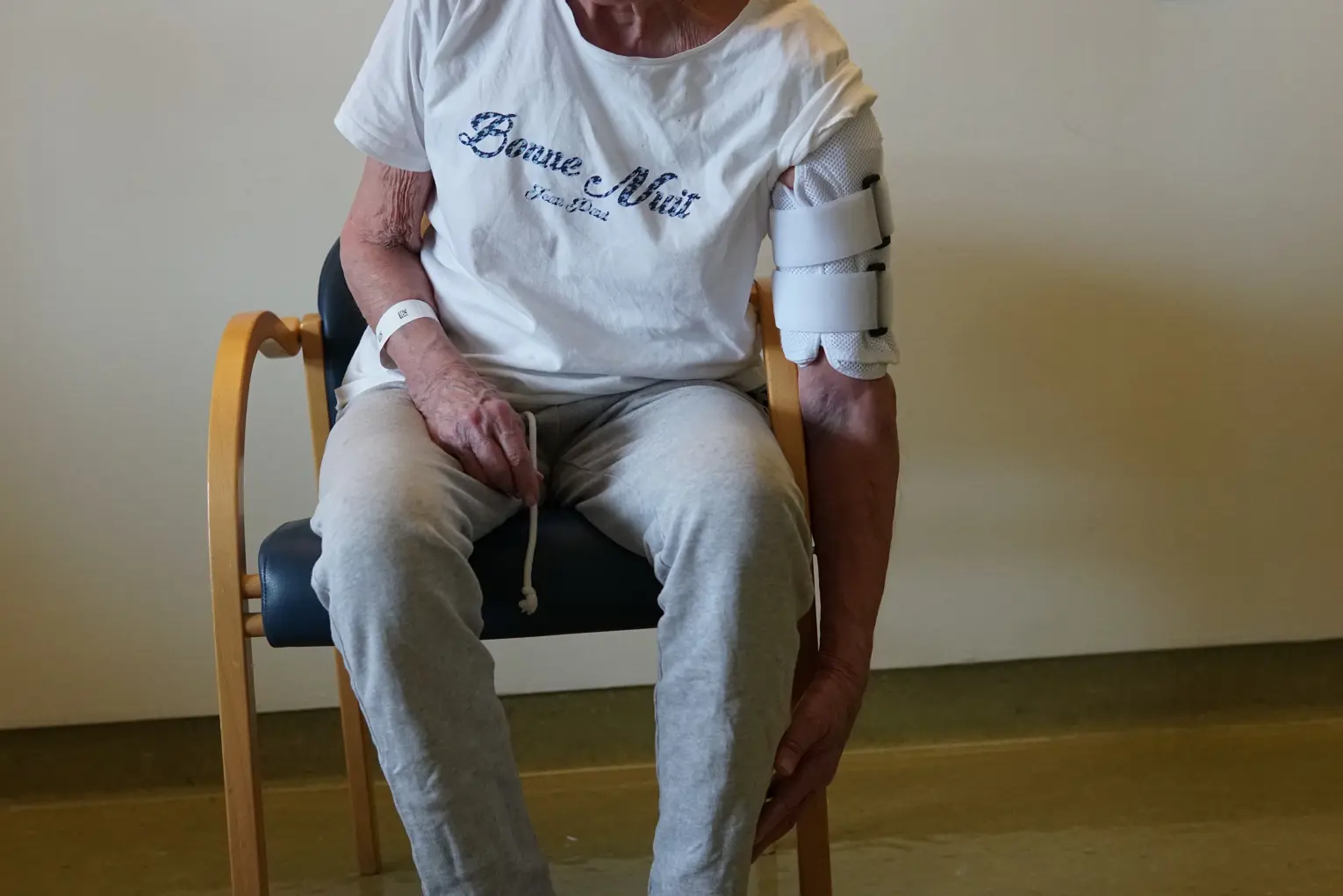 En person som sitter på en stol