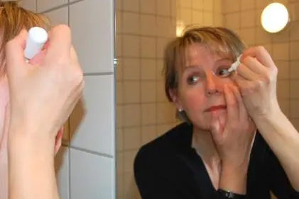 En person med hendene i ansiktet