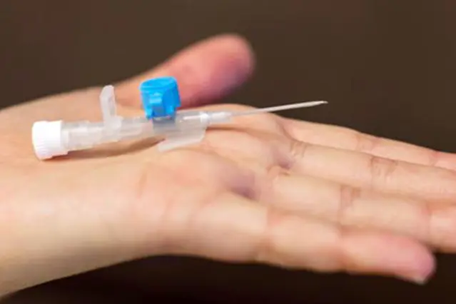 En person som holder en sprøyte