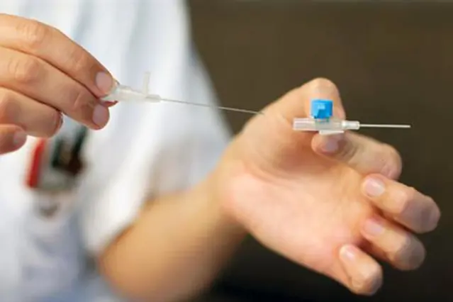 En person som holder en sprøyte