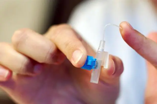 En person som holder en sprøyte