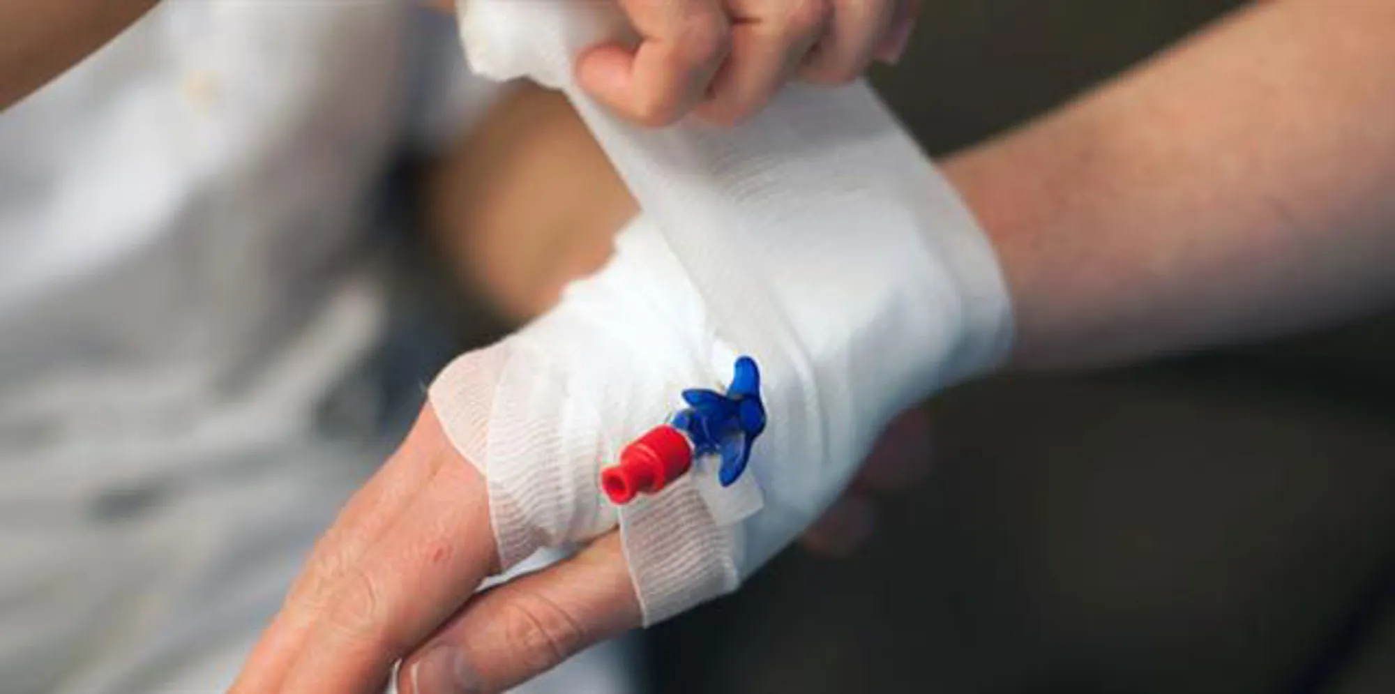 En person som holder en liten blå og rød gjenstand