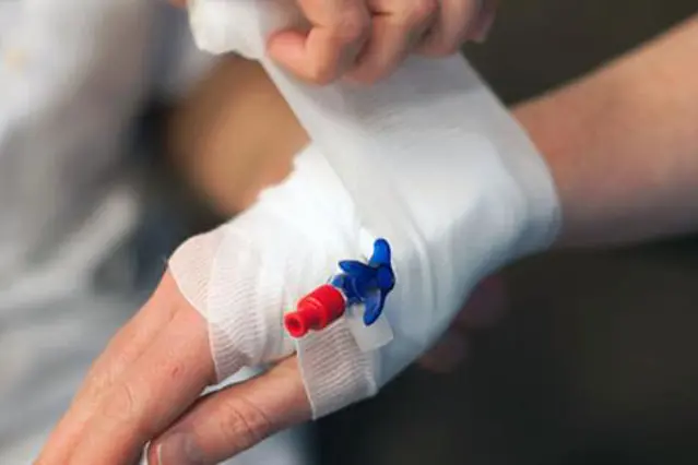 En person som holder en liten blå og rød gjenstand