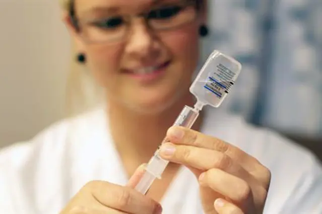 En person som holder en tannbørste