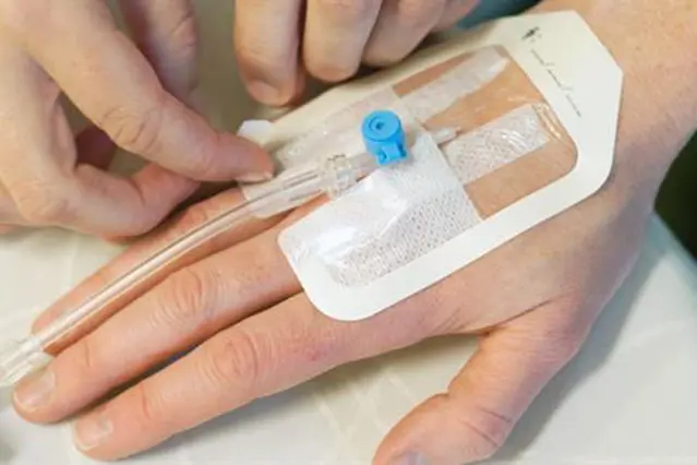 En person som holder et kort