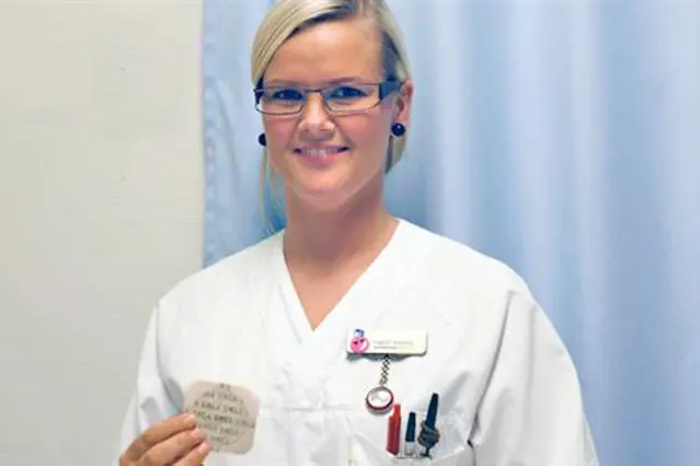 En person iført en hvit frakk