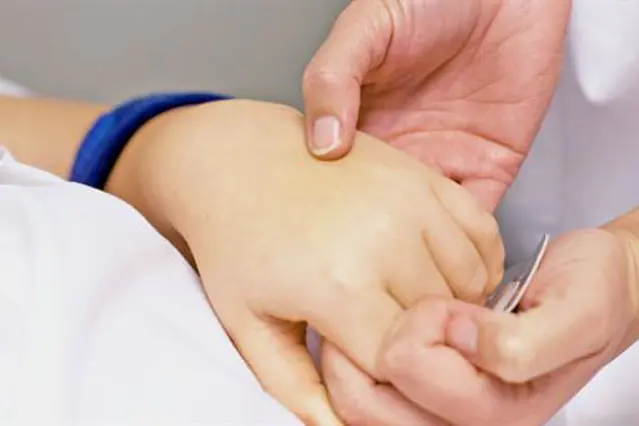 En person som holder en nål