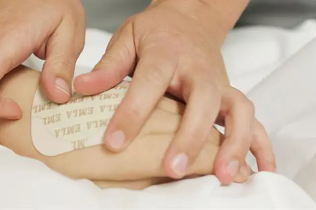 En person som holder en babys hånd