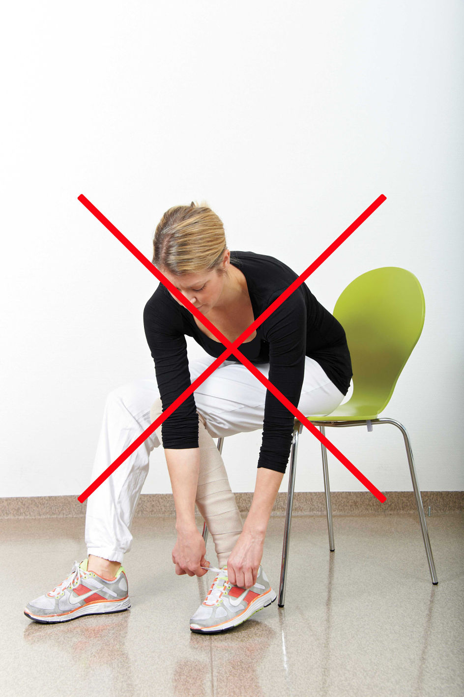 Dame som sitter på en stol. Rødt kryss over bildet. Bilde.