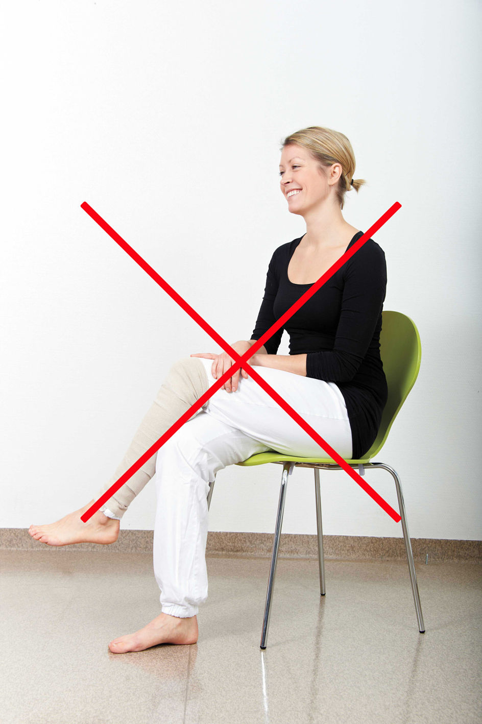 Dame som sitter på en stol. Rødt kryss over bildet. Bilde.