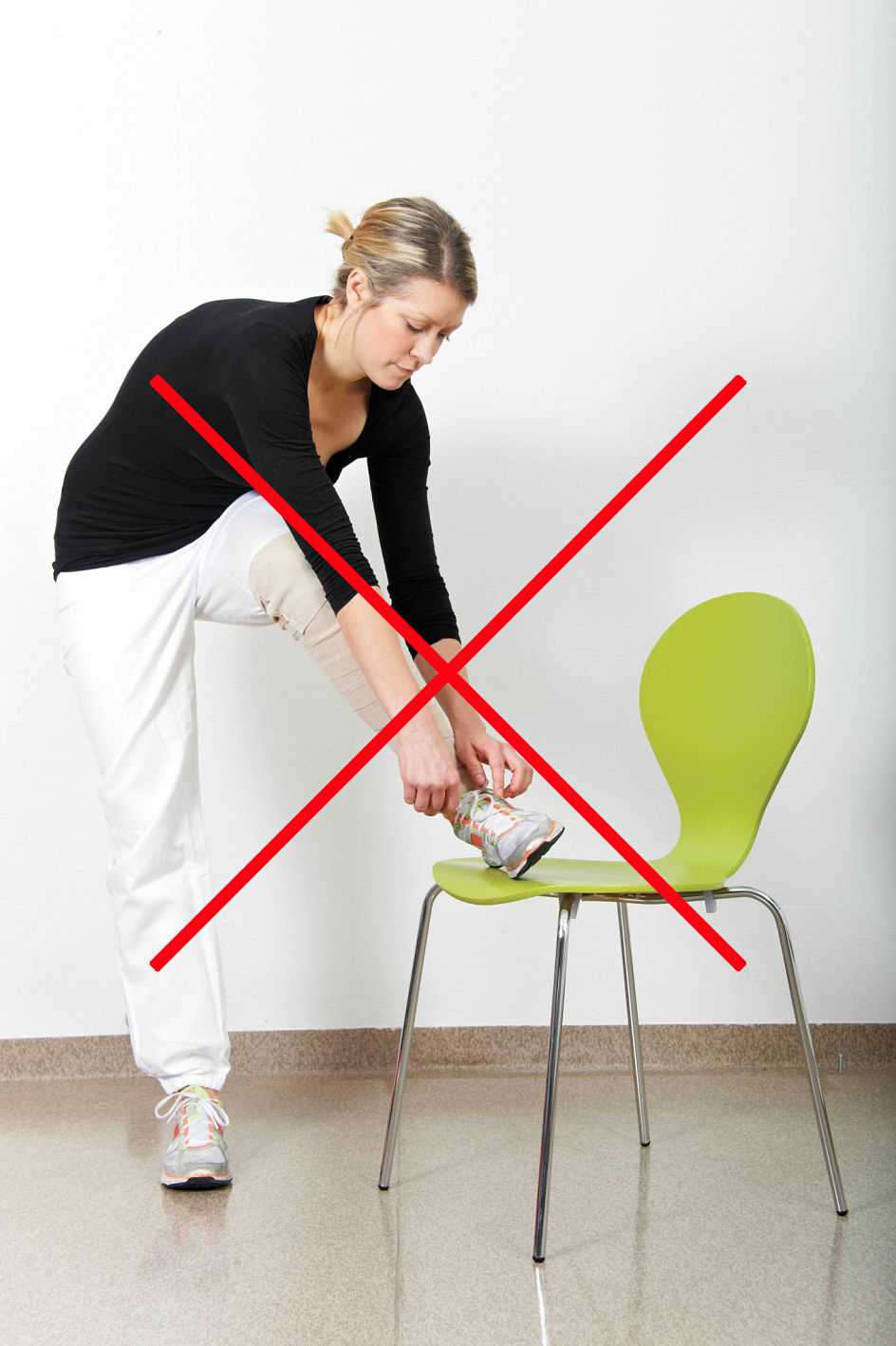 Dame som sitter på en stol. Rødt kryss over bildet. Bilde.