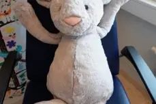 Kine Kanin er så glad og fornøyd, hun klarer å sove med maske og maskin. Hun føler seg som en superhelt.