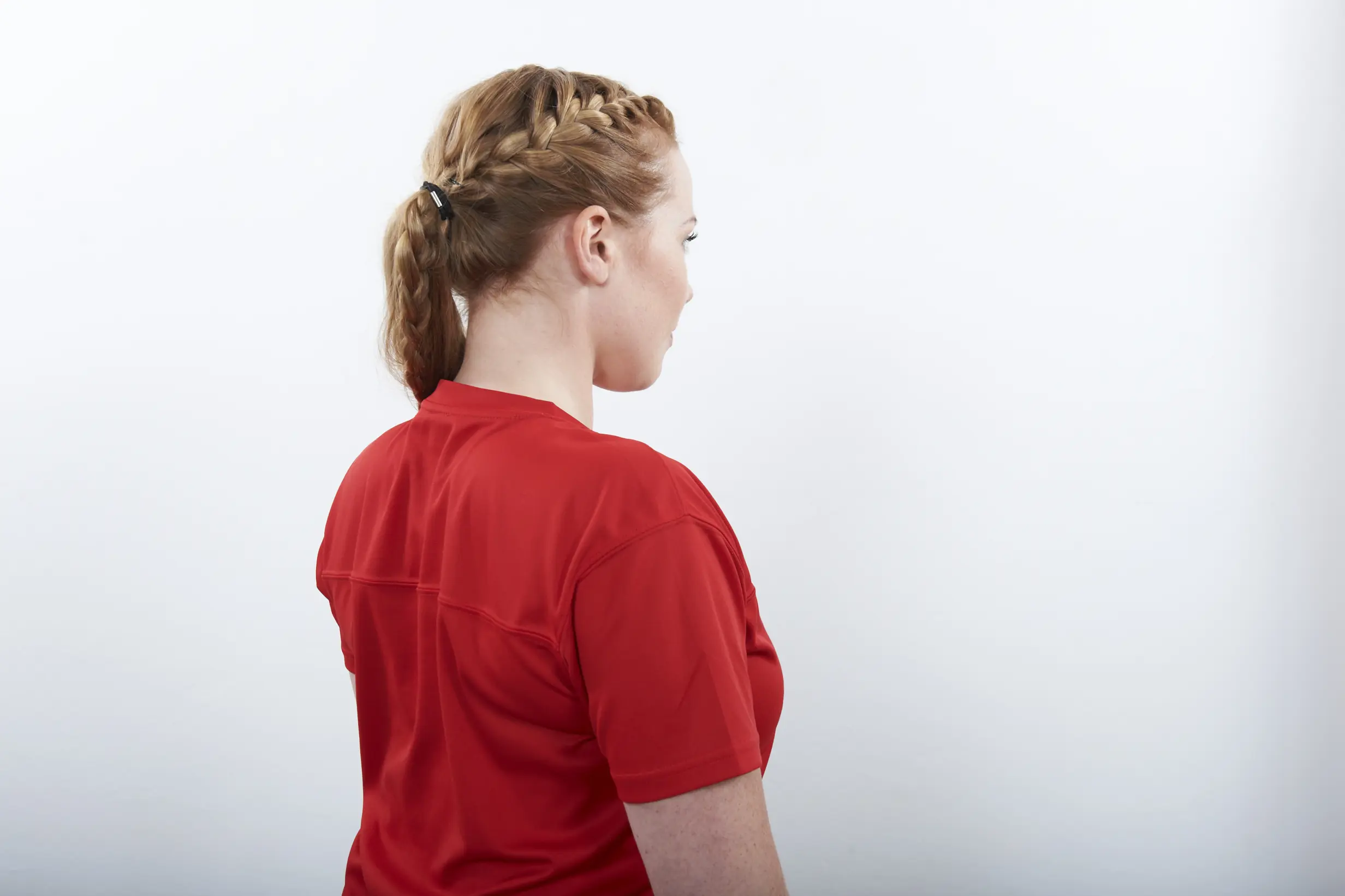 Dame som står med ryggen til og som trekker skulderbladene sammen og litt ned