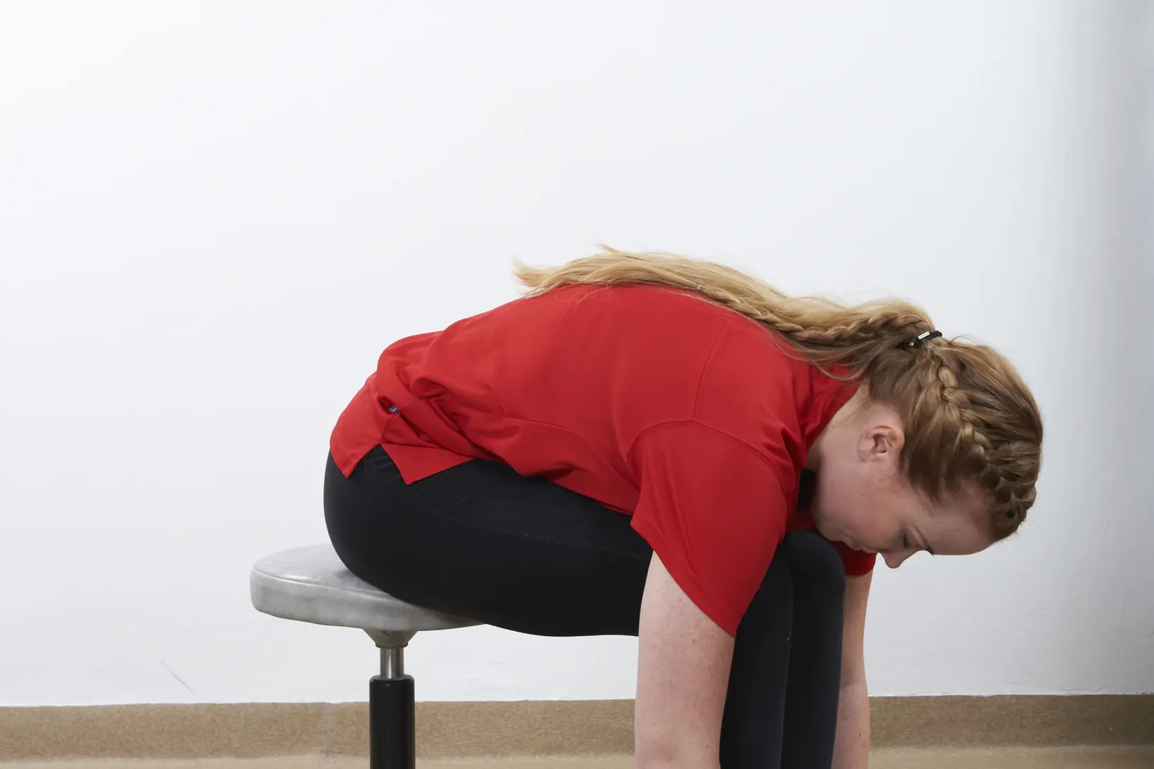 Sitt eller stå. Bøy deg fremover og slipp armene ned