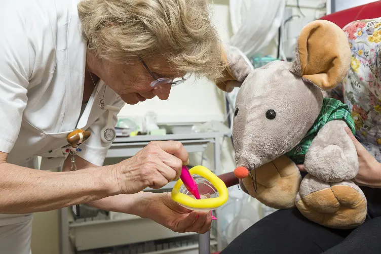 Illustrasjonsfoto. Sykepleieren tegner i masken med den tusjen du har valgt.