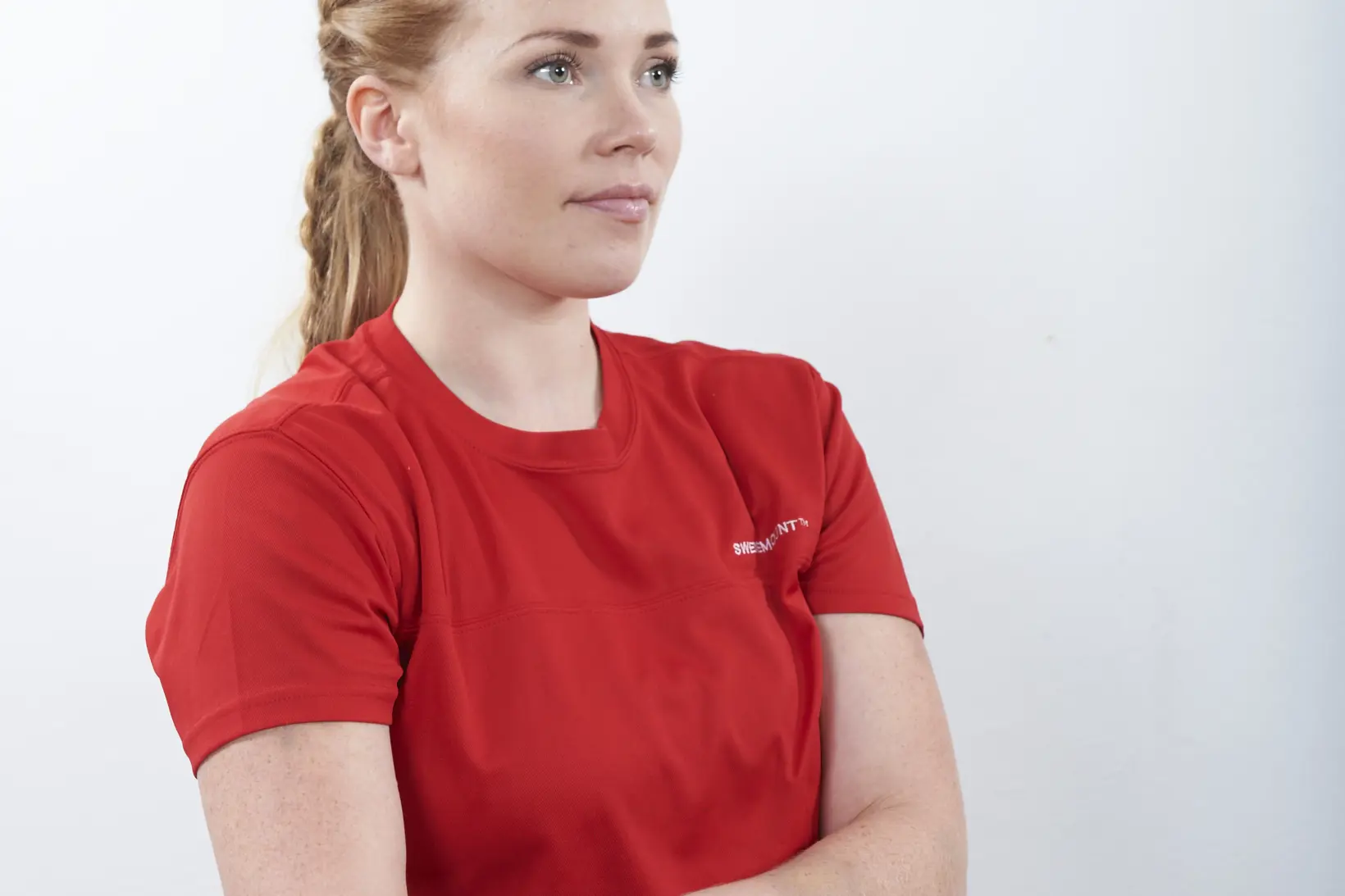 bilder viser en dame som hviler underarmen på et bord, mens hun holder den andre hånden på armen