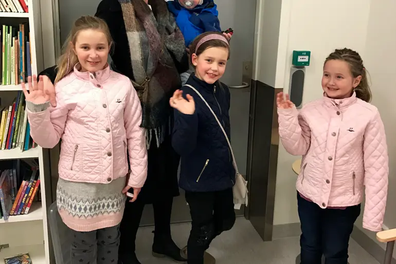 Familie som er klare for heimreise.