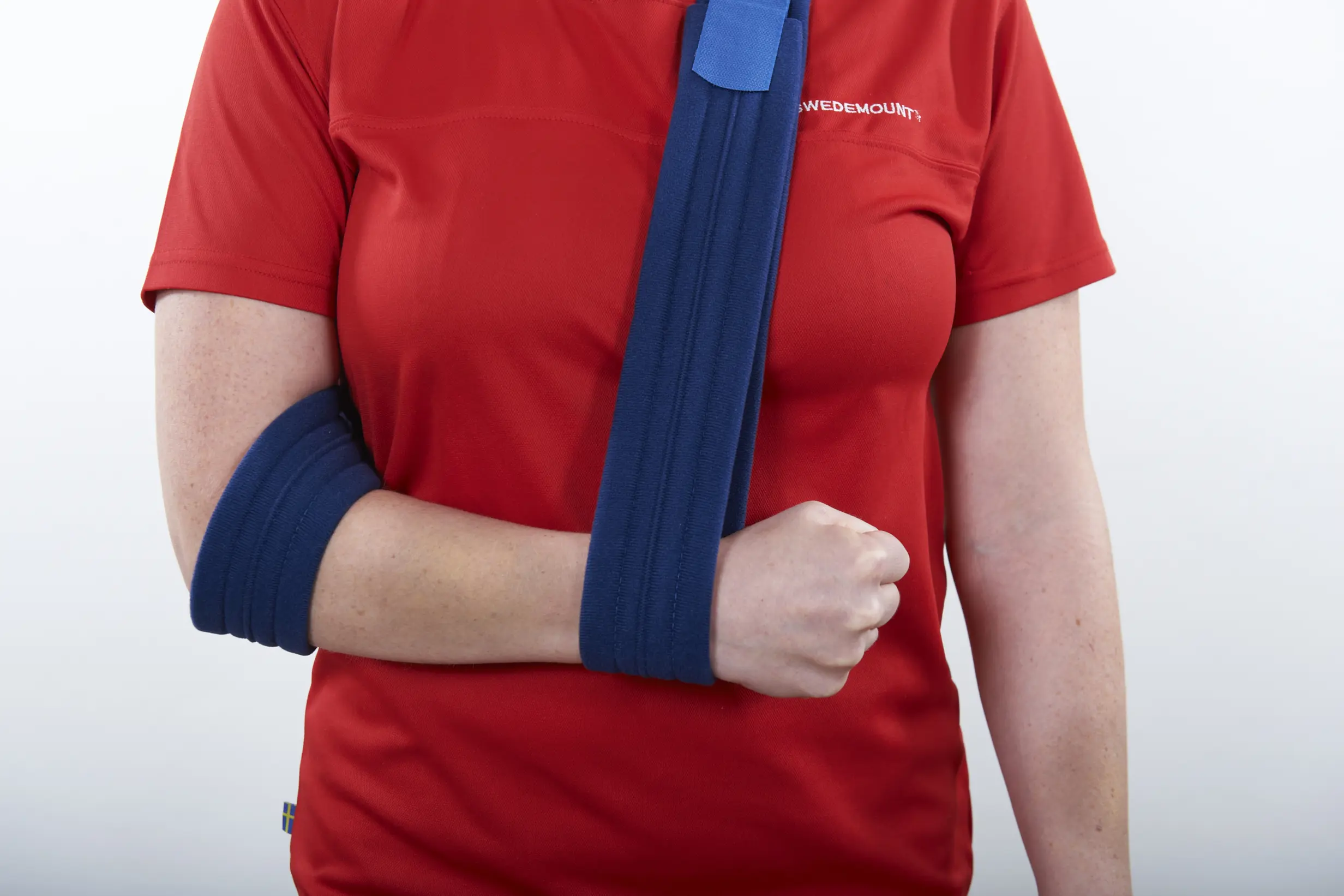 Arm i fatle med knyttet hånd