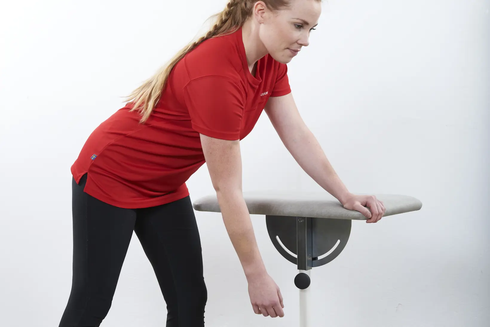 Stå foroverbøyd ved et bord. La armen henge rett ned og pendle frem og tilbake i sirkler