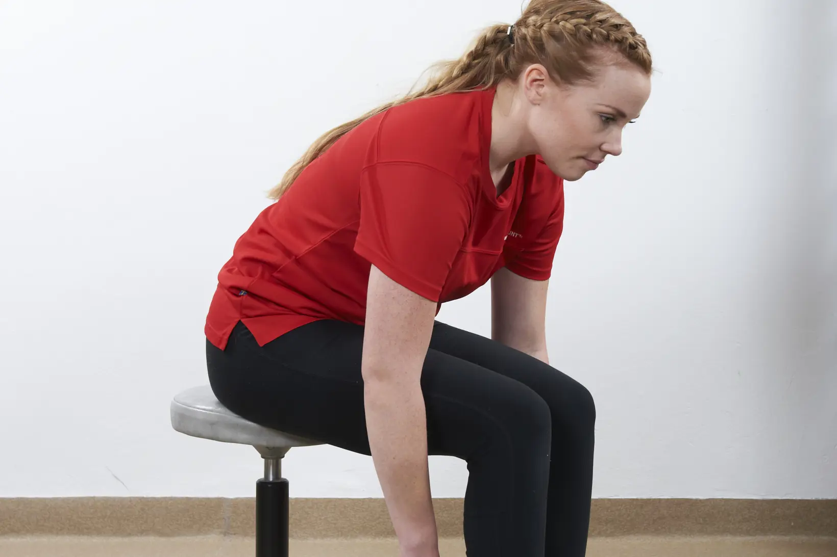 Sitt eller stå. Bøy deg fremover og slipp armene ned