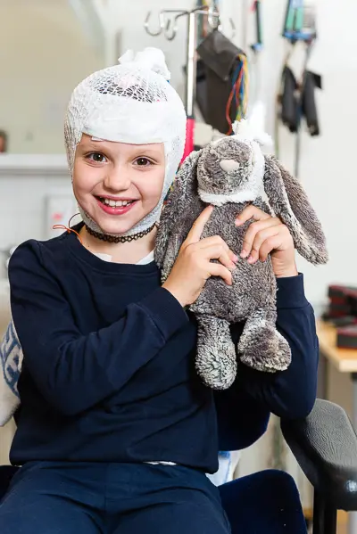 Illustrasjonsfoto av jente med EEG-utstyr og nettinghette