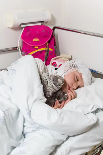 Illustrasjonsfoto, jente som sover med EEG-utstyr
