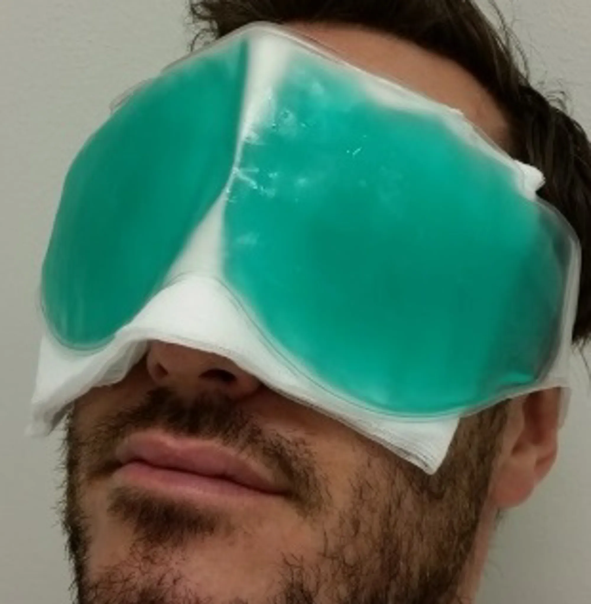 Mann med kuldebrille på øynene. Bilde