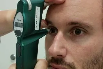 Utføring av trykkmåling på øyet hos pasient. Foto.