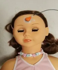 Foto som viser hvordan transkutan sensor festes i pannen