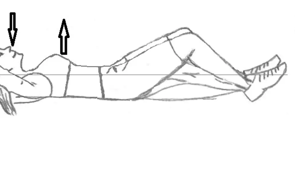 Bilde viser at man skal ligge flatt på gulvet, armene bak nakken og med bøy i knærne. 