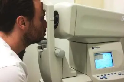 Pasient får synet testet med autorefraktor. Foto.