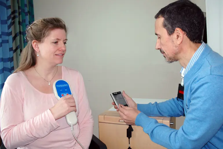 Pasient som får regulert stimulator. Bilde