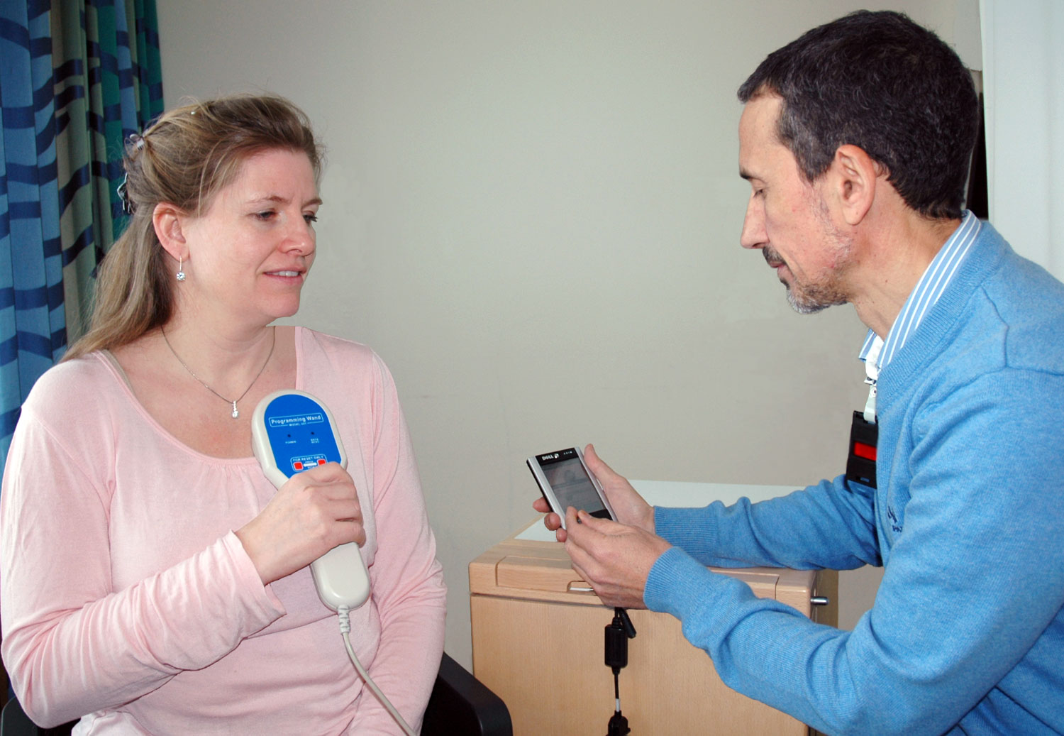 Pasient får justert VNS-stimulator. Bilde